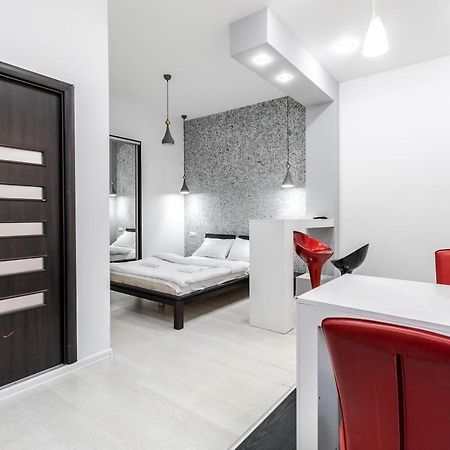 Black And Red Squares Apartment Lviv Exterior foto