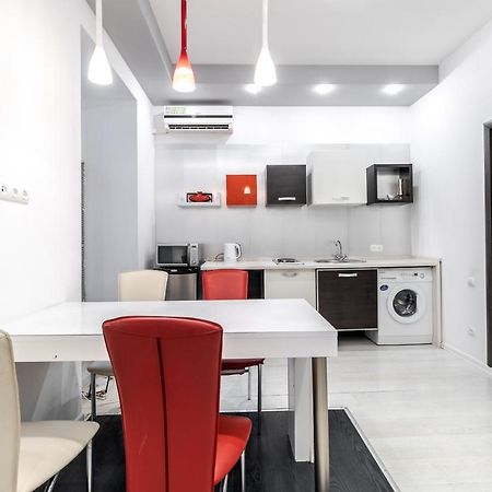 Black And Red Squares Apartment Lviv Exterior foto