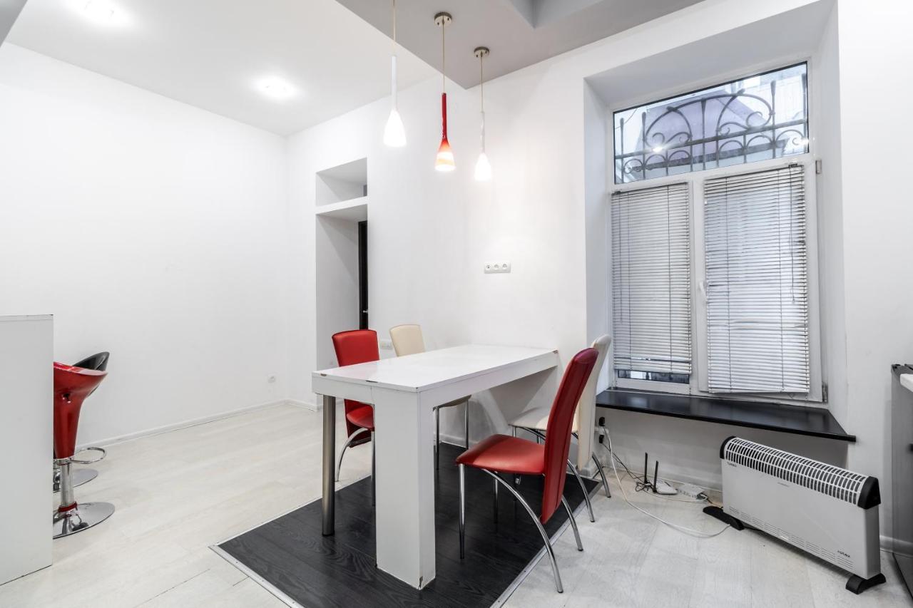 Black And Red Squares Apartment Lviv Exterior foto