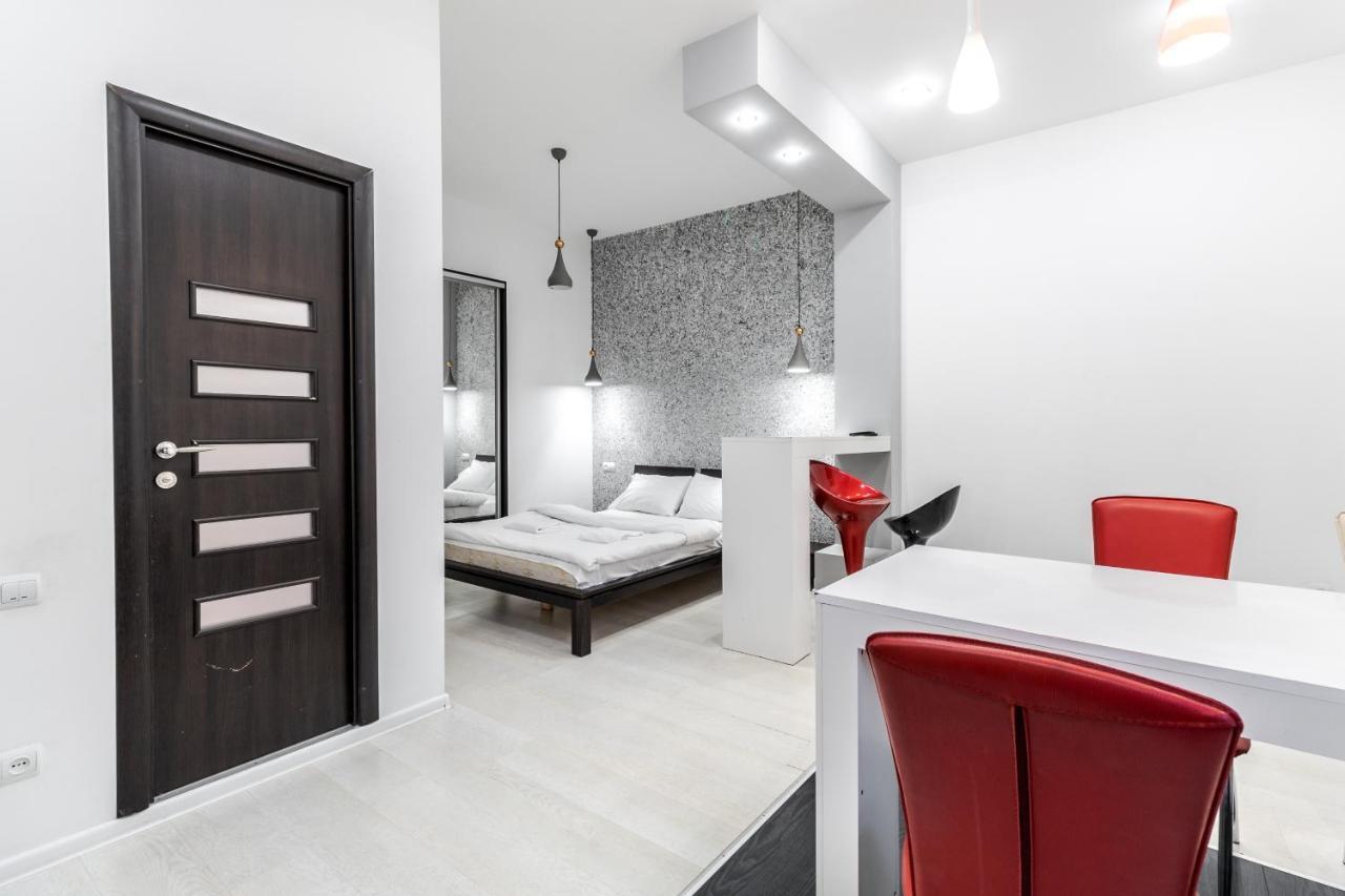 Black And Red Squares Apartment Lviv Exterior foto