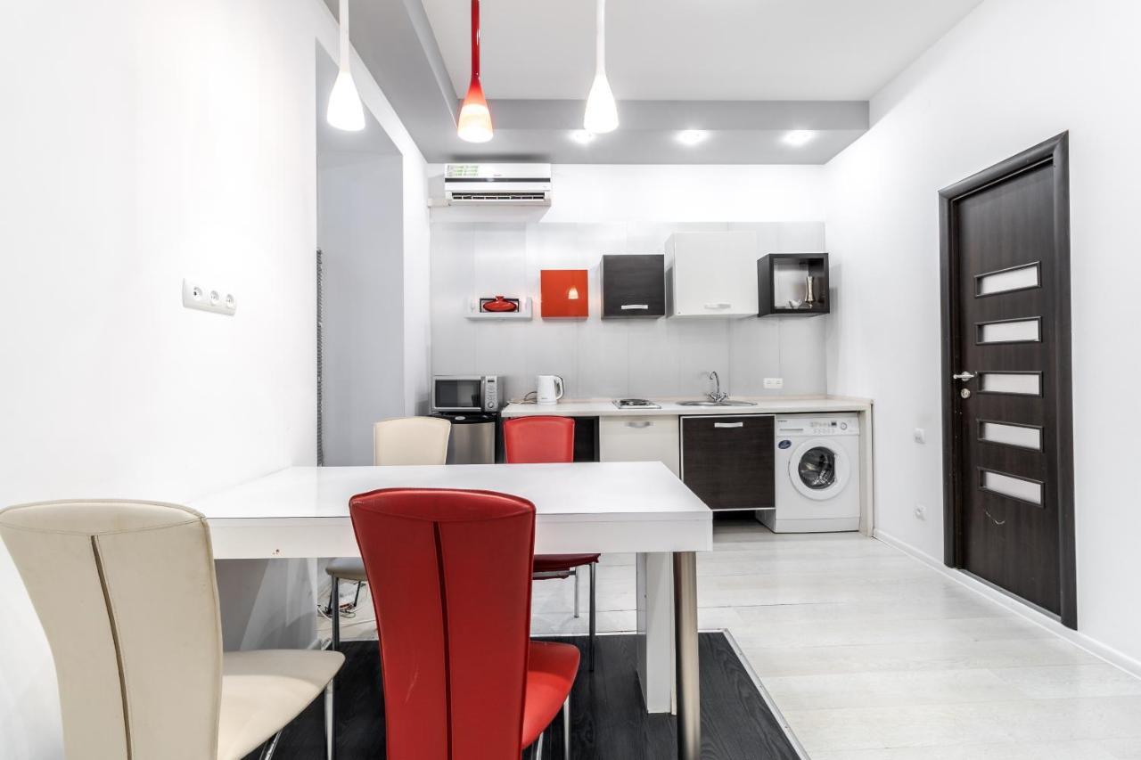 Black And Red Squares Apartment Lviv Exterior foto