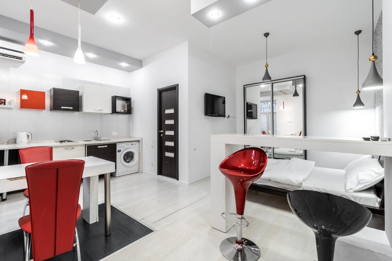 Black And Red Squares Apartment Lviv Exterior foto