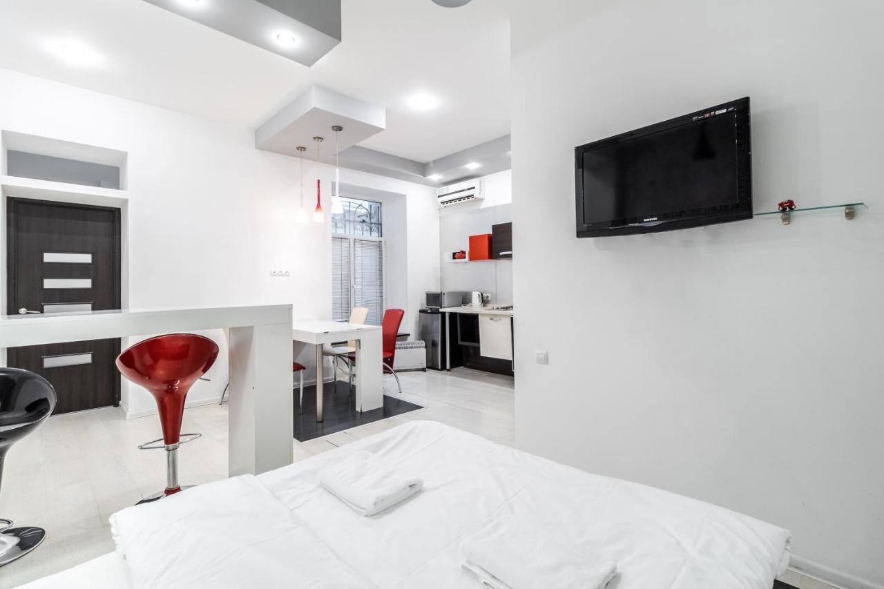 Black And Red Squares Apartment Lviv Exterior foto